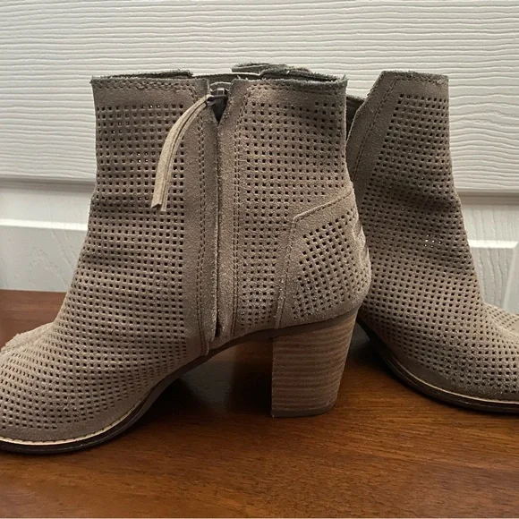 Toms majorca bootie Sz 8
Orig owner. 
Retails$98 Buckle
Box & Boot Cover Inc
EUC - Picture 7 of 7